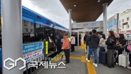 [현장] 제주 섬식정류장, 도떼기시장…차량 엉키고 승객 우왕좌왕