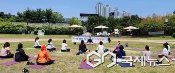 [포토] 대구시 수성구청, 수성못 상화동산에서 힐링 요가 프로그램 운영