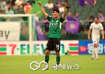 득점킹 전진우 멀티골로 전북현대, 승격팀 안양을 2-0 꺾고 12경기 무패 고공 행진 중