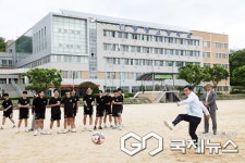 윤건영 충북교육감, 몸활동 연구 양청고등학교 방문