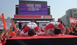 [GJ포토] 김문수 국민의힘 대선 후보, 유세장에 모인 주민들께 큰절