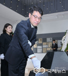 [포토] 현충일 맞아 국립신암선열공원서 분향하는 김정기 대구시장 권한대행