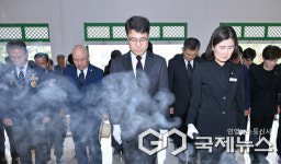 [포토] 현충일 맞아 국립신암선열공원에서 참배하는 김정기 대구광역시장 권한대행