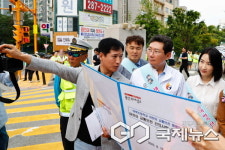 이상일 용인시장, 마북초등학교 통학로 점검하고 교통안전 캠페인 동참