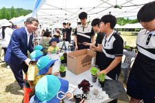 [국제포토] 환경위기 & 계란 속 작은 정원 만들기