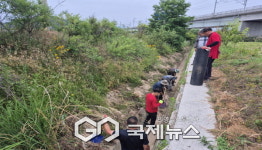 가흥2동주민자치위원회, 도로변 배수로 환경정화 활동 실시