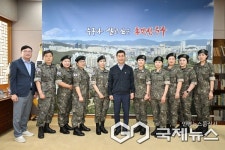 [포토] 김영길 중구청장, 중구 여성예비군소대 신규 대원 환담