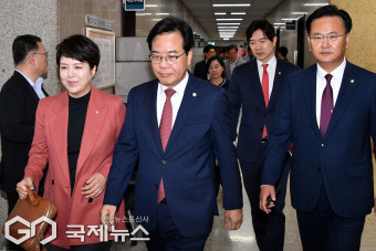 원내대책회의에 참석하는 송언석 원내대표