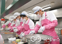 행정사무감사 마친 진주시의회, 경로식당에서 급식봉사활동 펼쳐