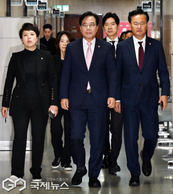 취임 기자회견장으로 입장하는 송언석 비대위원장