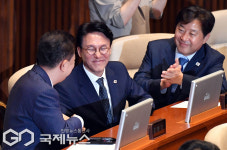 국무총리 임명동의안 국회 본회의 통과, 축하받는 김민석