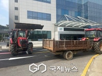 [포토] 천안 시청 본청 입구 의문의 대형 트랙터 기습 시위