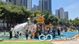 류한국 서구청장, 이현공원 어린이 물놀이장 개장...무더위 한방에 날린다