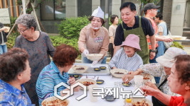 [포토] 과천시, 종합사회복지관 갈현센터와 포레드림 입주민이 함께한 짜장데이 개최
