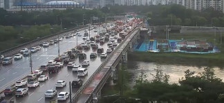 [속보] 서부간선도로 오목교 성산 방면 전면통제...최고 60mm 폭우