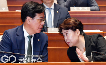 긴급의총 참석, 대화하는 송언석-윤희숙