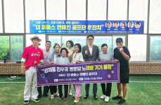더 퍼플스 연예인 자선골프단, 매월 경로당 방문해 노래방 기기 기증