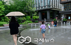 [국제포토] 더위 녹인 소나기, 꿈나무들의 춤사위