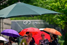 [국제포토] 그늘막 아래 양산 패션