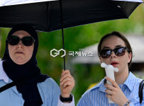 [국제포토] 36도 & 양산과 손선풍기