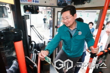 이상일 용인시장, 수지구청역 버스정류장 개선 현장 점검