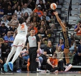 3점슛 시도하는 켈시 미첼