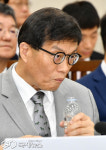 물을 마시며 의원 질의 경청하는 이창용 한국은행 총재