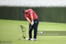 티샷하는 제프 스트라카