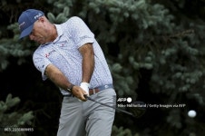 티샷하는 스튜어트 싱크