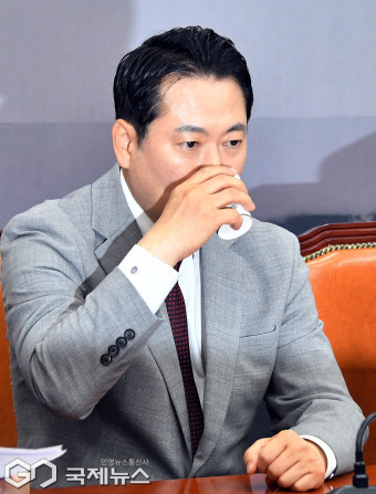 물 마시는 장동혁 대표