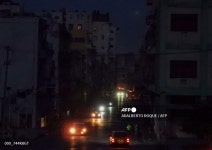 정전으로 깜깜한 아바나 거리