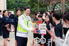 어린이가 건너고 있어요 이상일 용인시장, 현암초 앞 교통지도 봉사