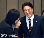 최민희 의원과 대화하는 김민석 총리