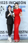 [GJ포토] 2023 미시즈글로브 월드파이널 3관왕 이수진, 명세영 회장과 함께(2025 IFFF)