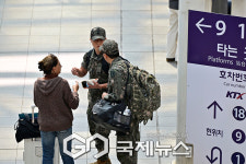 [국제포토] 국군의 날 & 길 안내하는 장병