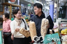 보은군, 추석 맞이 공직자 전통시장 장보기 행사 가져