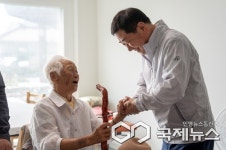 증평군, 100세 어르신 장수지팡이 전달