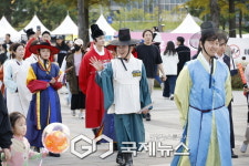 [포토] 진교훈 강서구청장, 수만명 몰린 허준축제서 편의·안전 챙겨