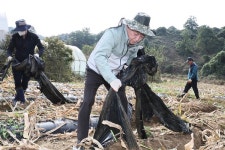 김영환 지사, 옥천군서 농업 부산물 제거 나서