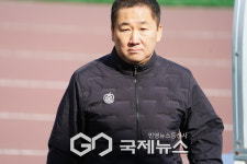 경기장 입장하는 김성일 남양주시민축구단 감독