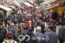날씨 좋은 날, 방문객 증가로 남대문시장 북적
