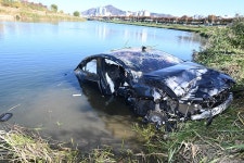 동부간선도로서 차량 중랑천 추락...2명 병원 이송