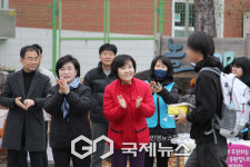 연천군의회, 수능 수험생 격려…전곡고 정문에서 응원 펼쳐