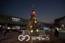 아산시, 하늘에 영광 땅에 평화  크리스마스 시즌을 알리는 2025년 크리스마스 점등식 개최