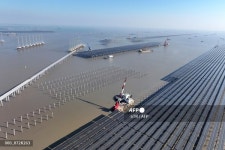 건설 중인 중국 최대 규모 해상 태양광 발전소