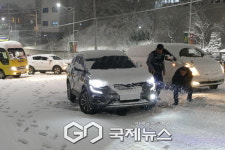 경기북부 첫눈…폭설에 도로 마비·차량 고립 속출