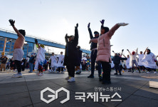 [국제포토] 잠든 몸을 깨우는 흥과 춤사위
