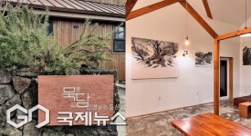 카페묵담墨談 | 하늘 날던 파일럿 김주식 화백, 먹으로 제주의 풍경 담다
