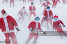 산타클로스커뮤니케이션즈 | 산타클로스, 스키 타고 기부금 모은다