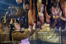 中 다완 마을, 훈제 고기로 공동체 유대 강화